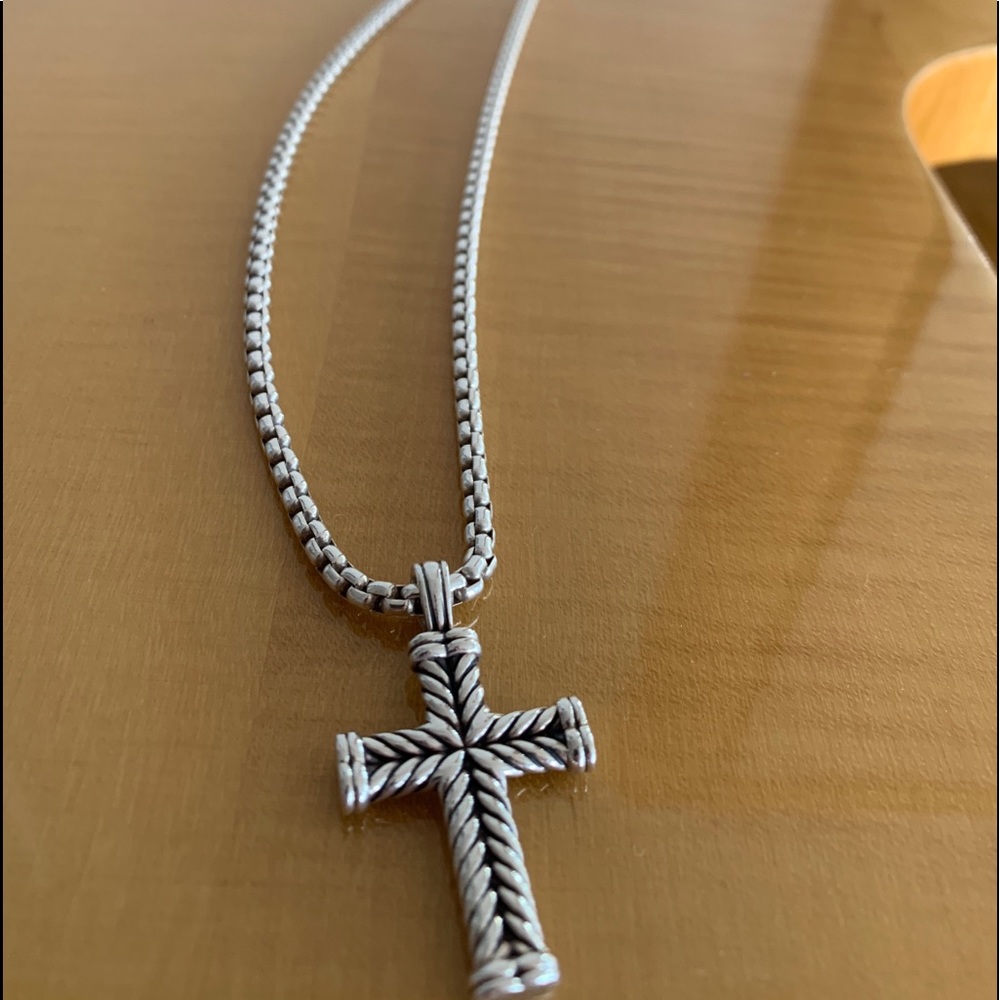 “David Yurman Collection” -Silver Chain and Cross